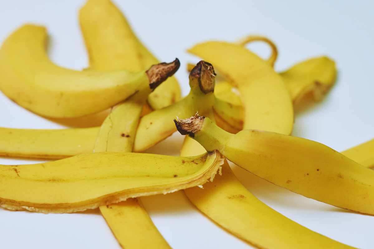 come pulire l'argenteria con la buccia di banana