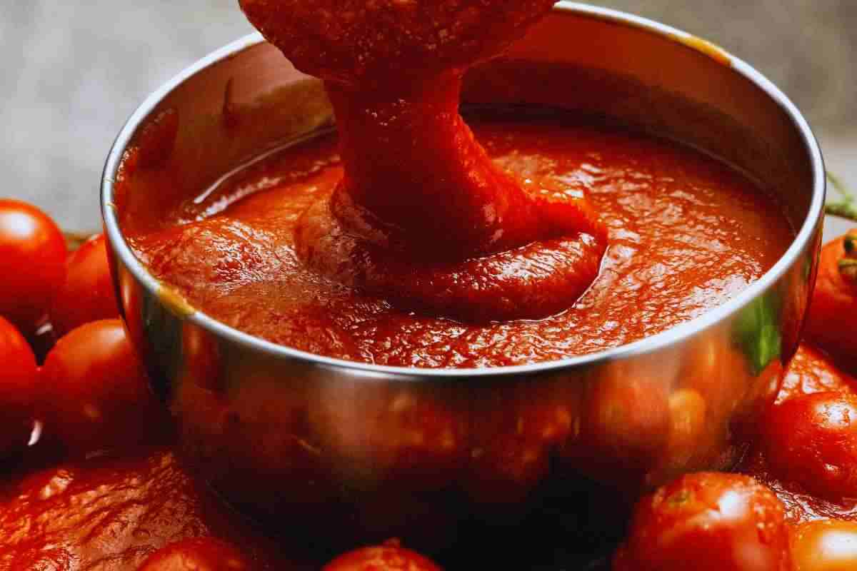 sugo di pomodoro per pulire la casa