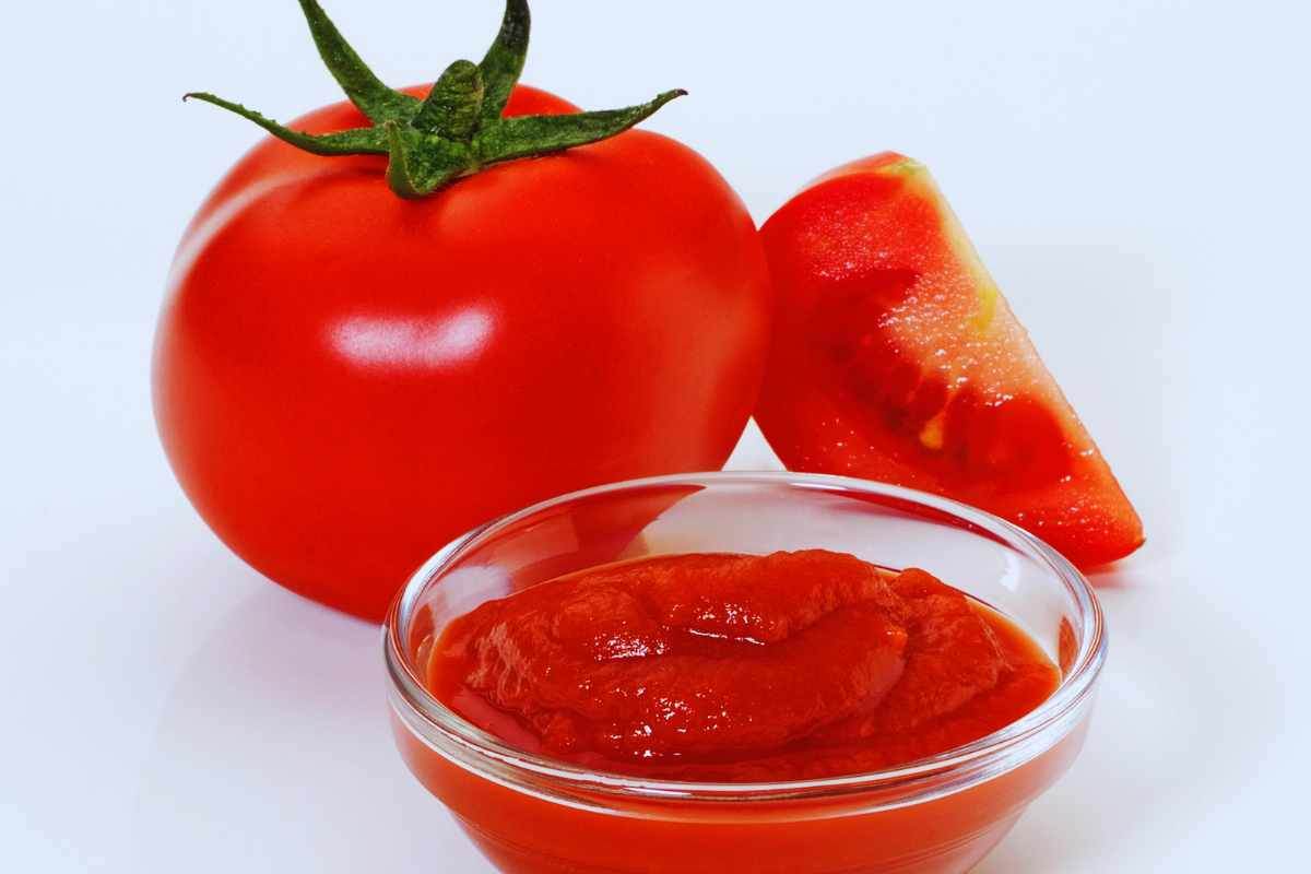 sugo di pomodoro per la pulizia di casa