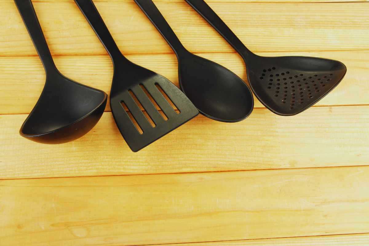 utensili di plastica nera per la cucina pericolosi