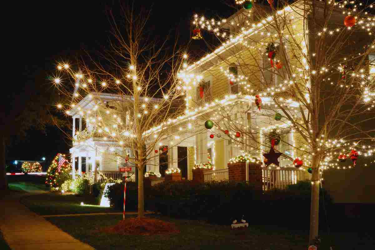 le regole sulle luci di Natale sul balcone per non prendere la multa