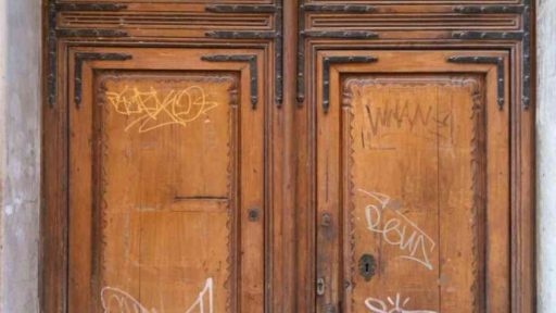 graffi sulle porte in legno: come rimuoverli