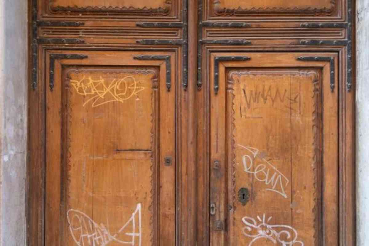 graffi sulle porte in legno: come rimuoverli