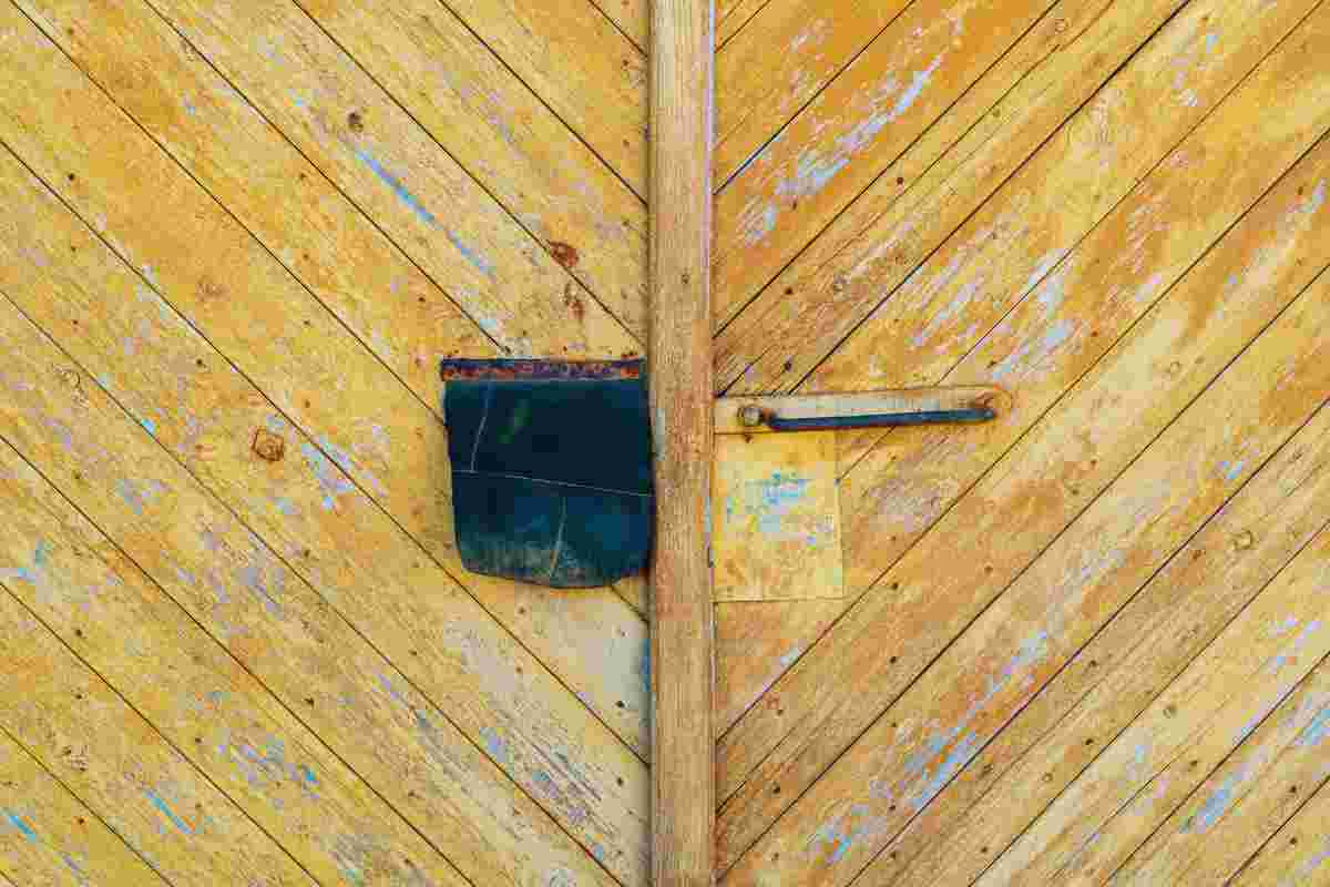 graffi sulle porte in legno : perchè si formano