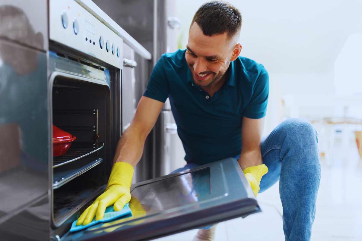 come pulire il vetro del forno