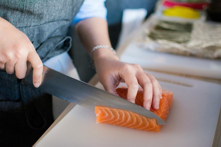 Rischi per la salute se si consuma il salmone crudo 