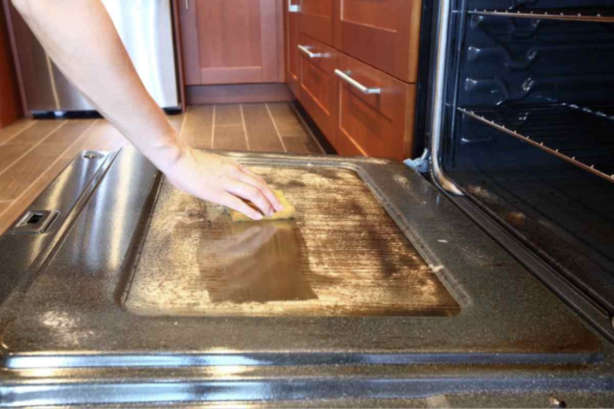 Passiamo ora alla procedura vera e propria per pulire il vetro del forno.